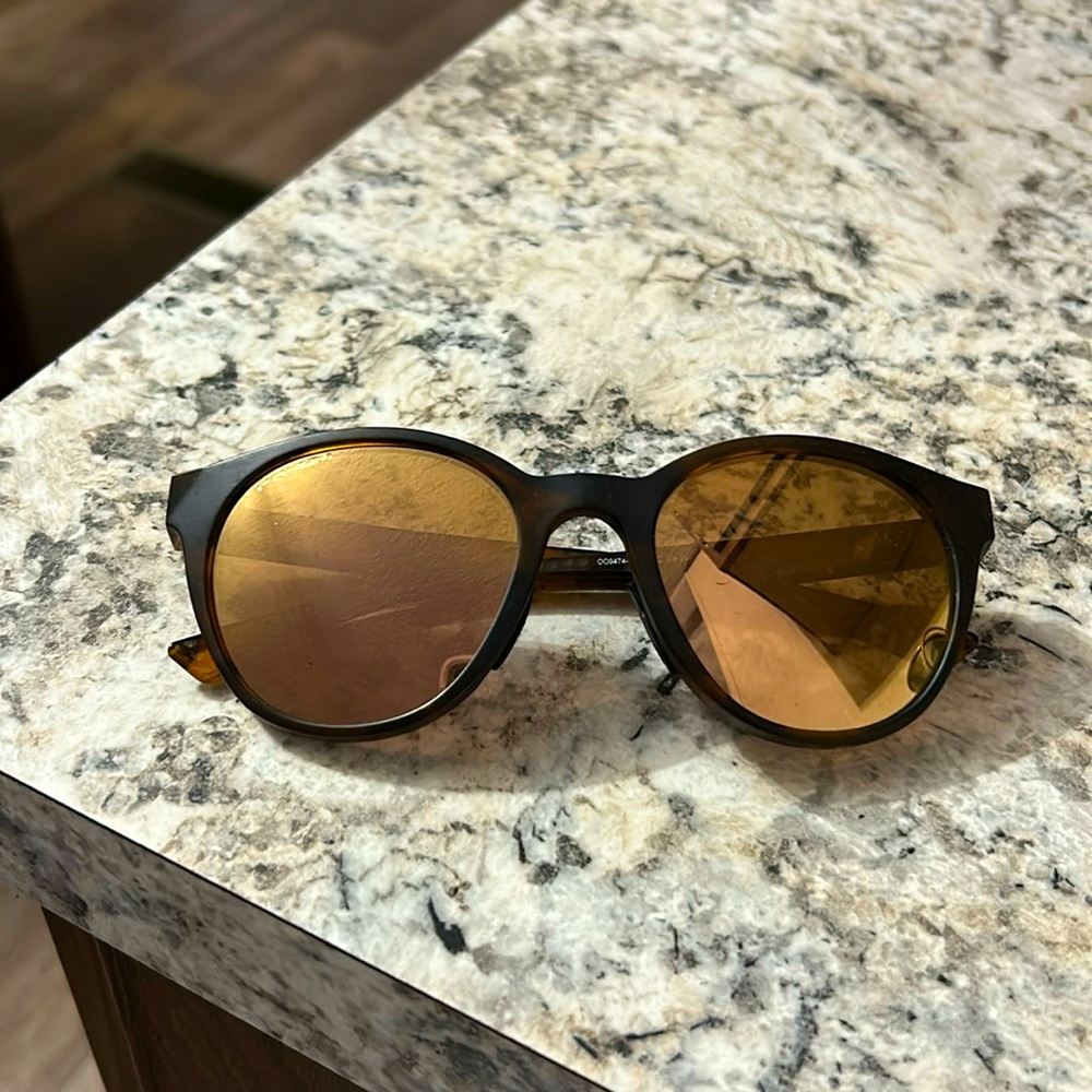 Women’s Oakley sunglasses. In excellent condition.